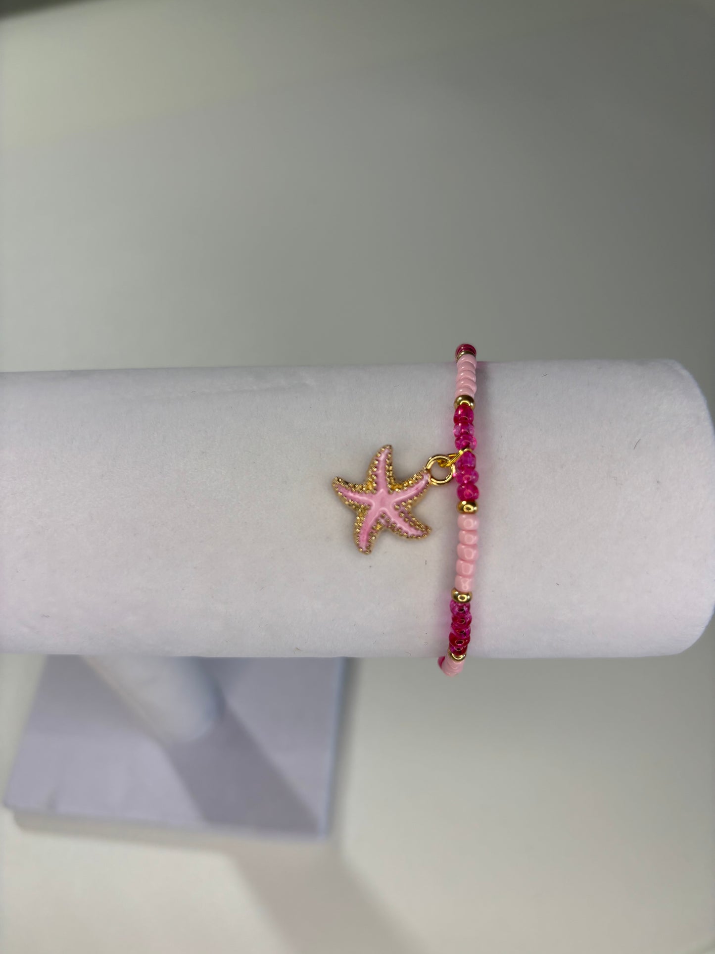 Roze armbandje met bedel