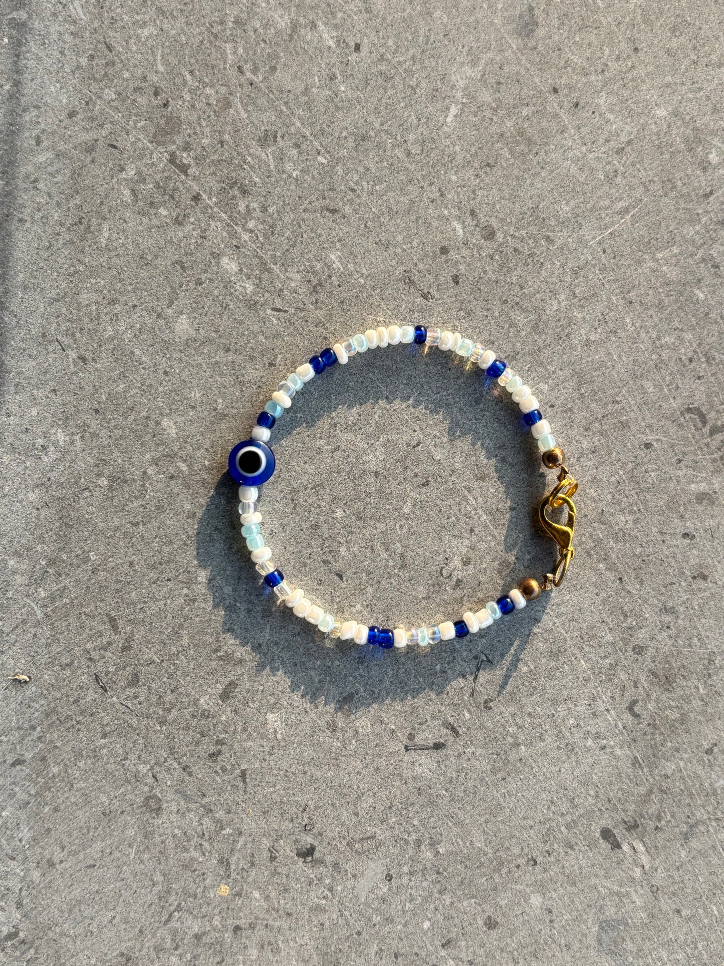 Blauw armbandje met oogje