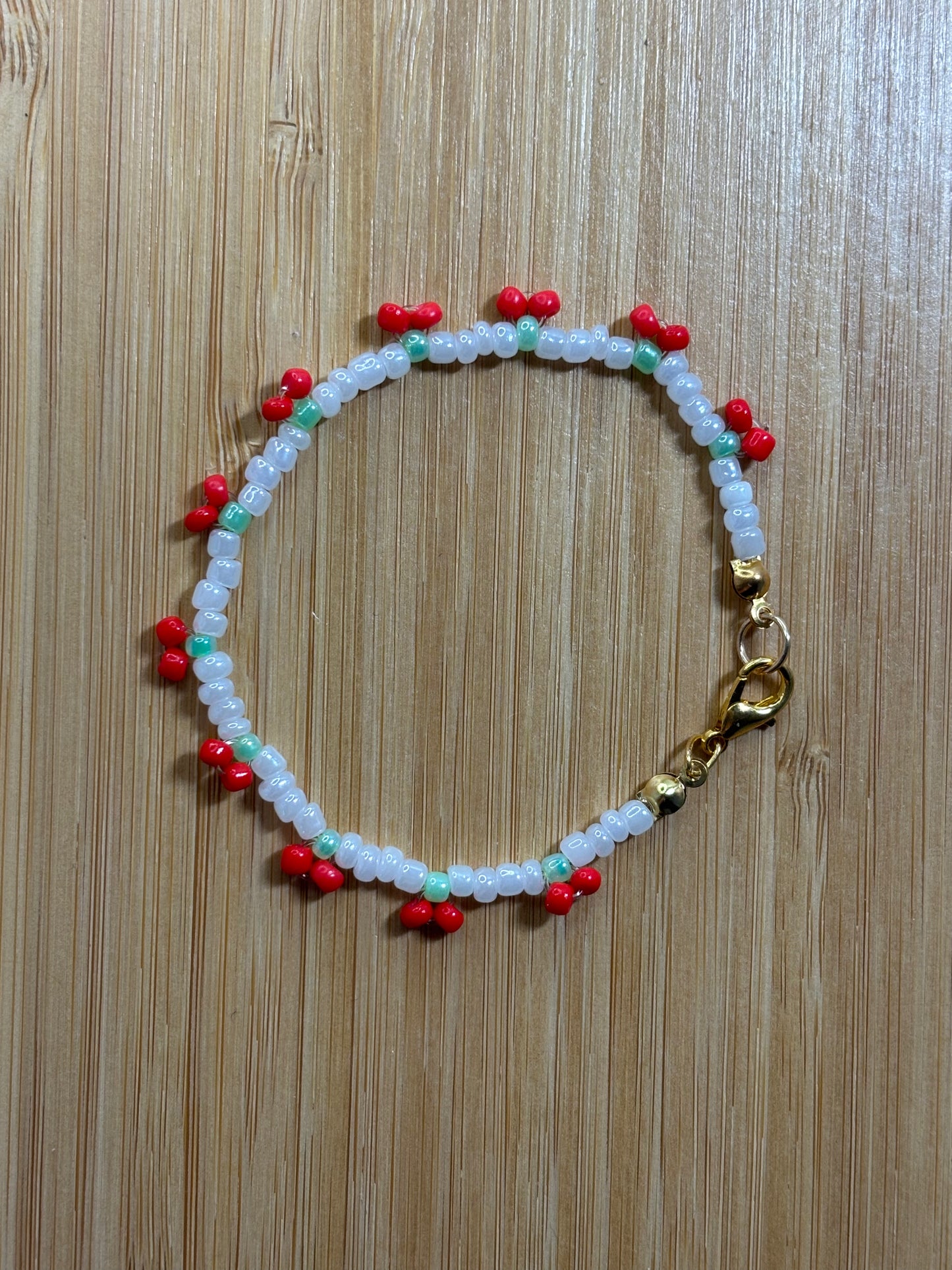 Cherry beaded armbandje