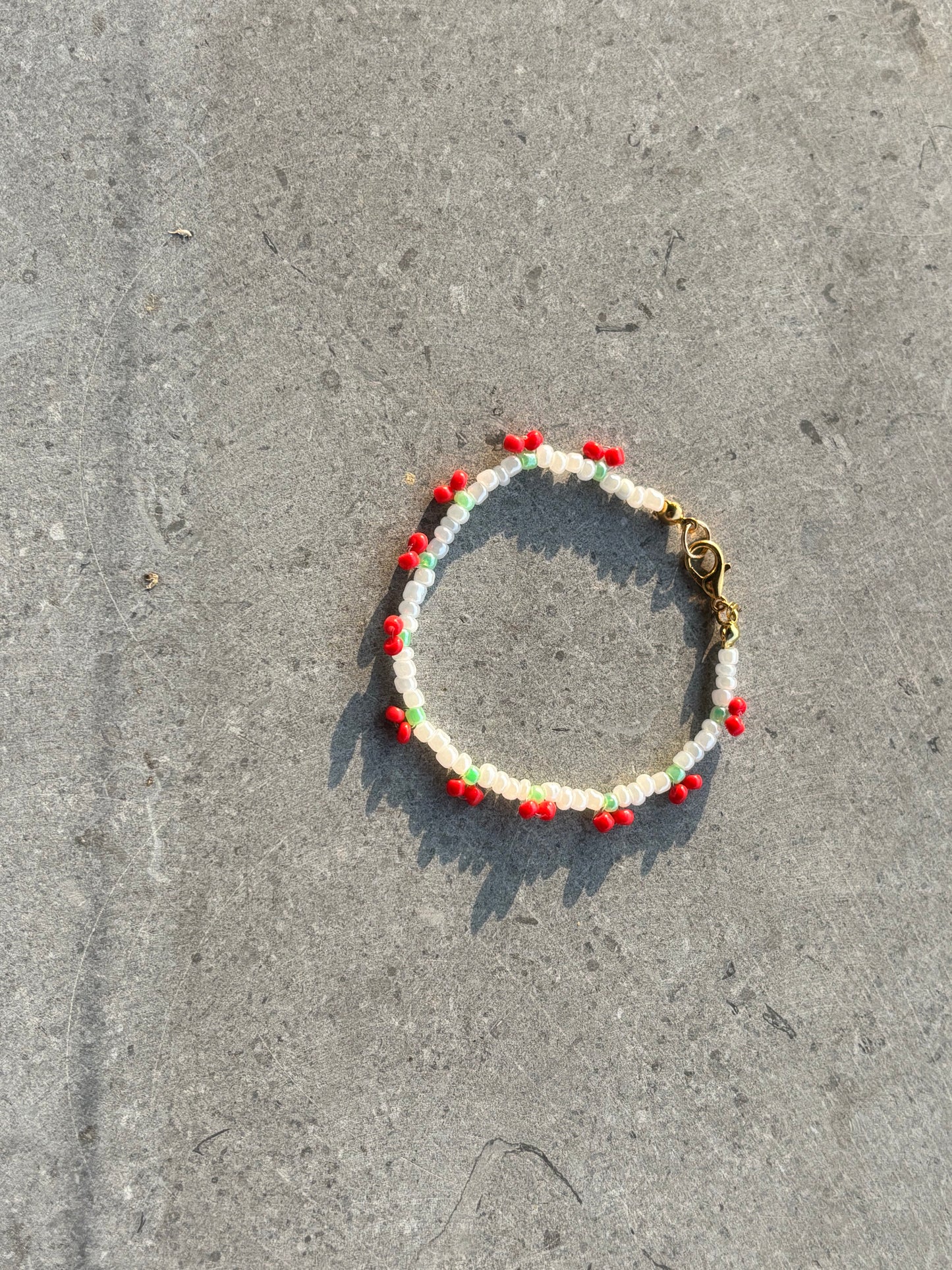 Cherry beaded armbandje