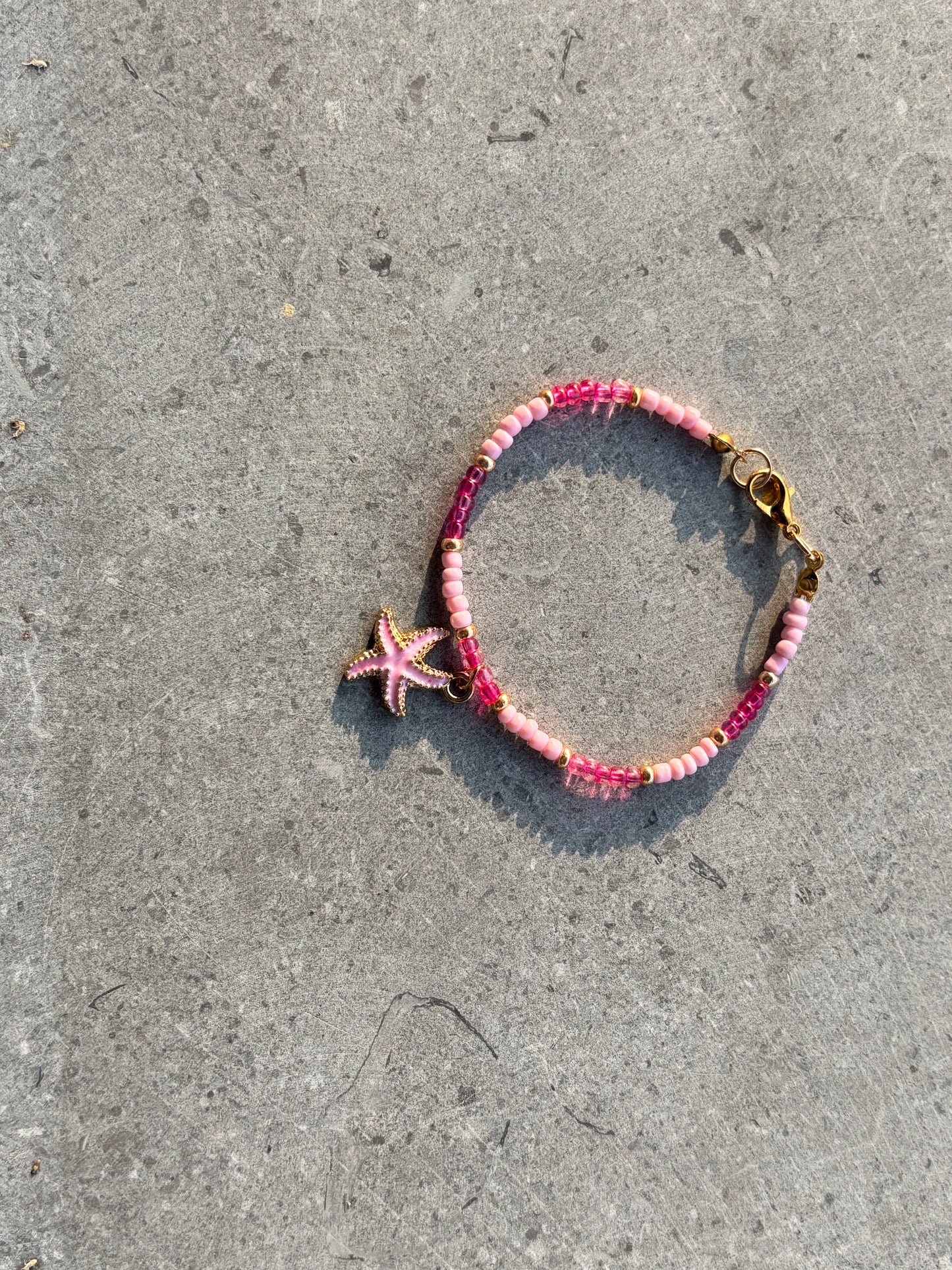 Roze armbandje met bedel