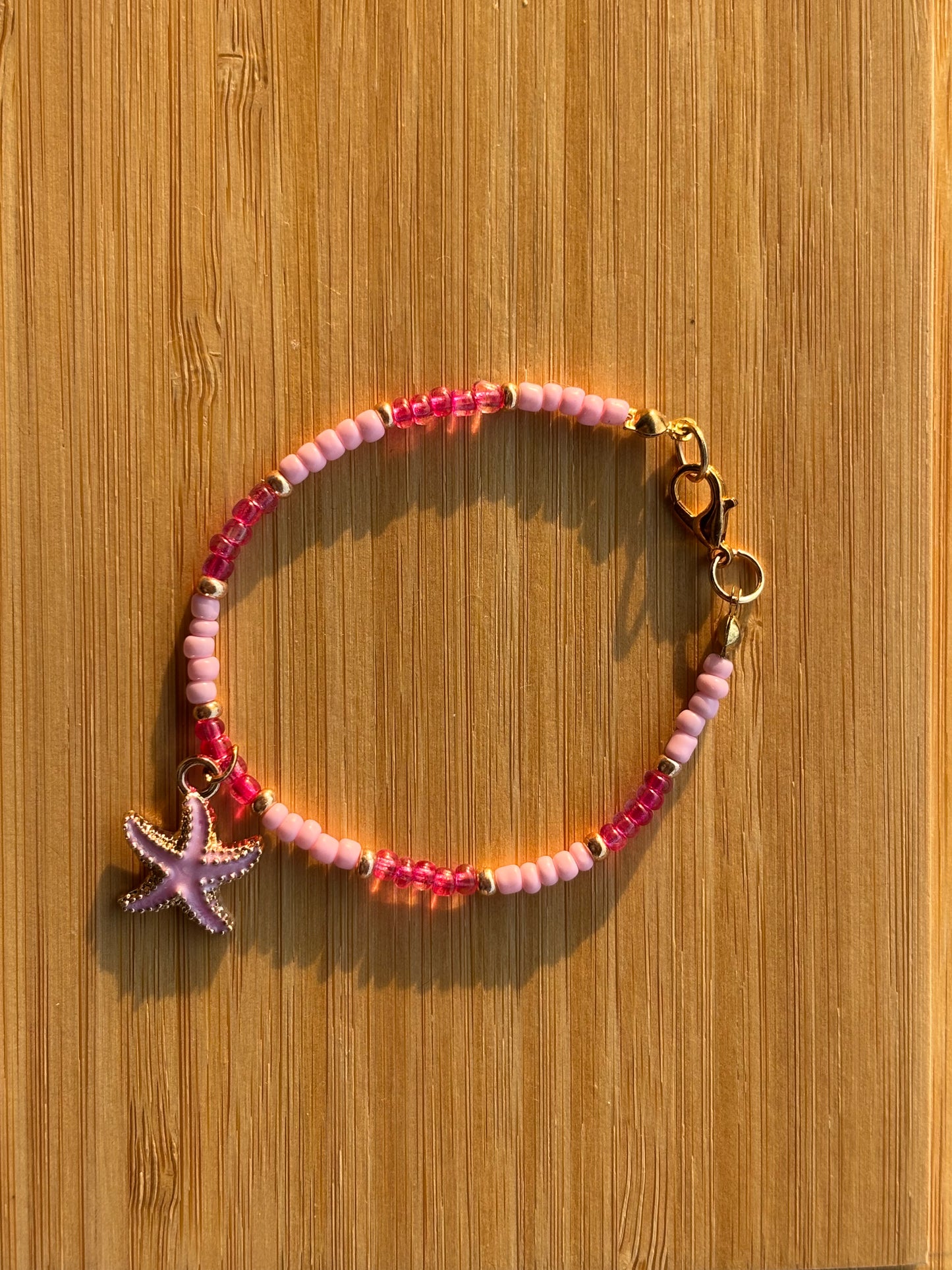 Roze armbandje met bedel