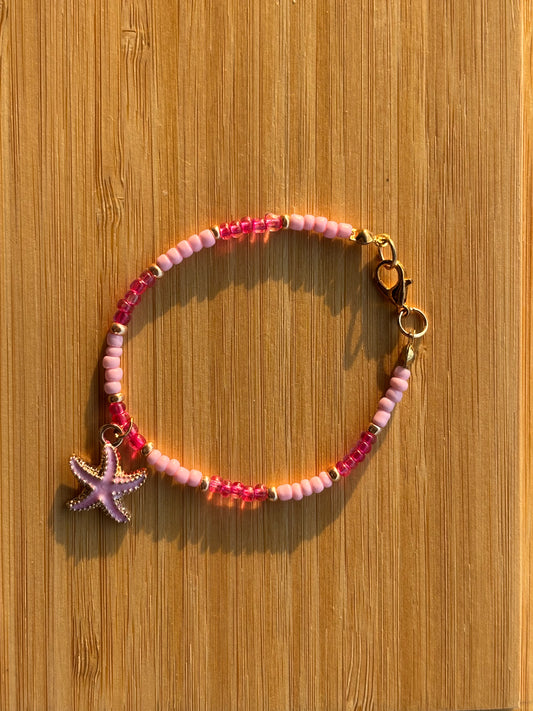 Roze armbandje met bedel