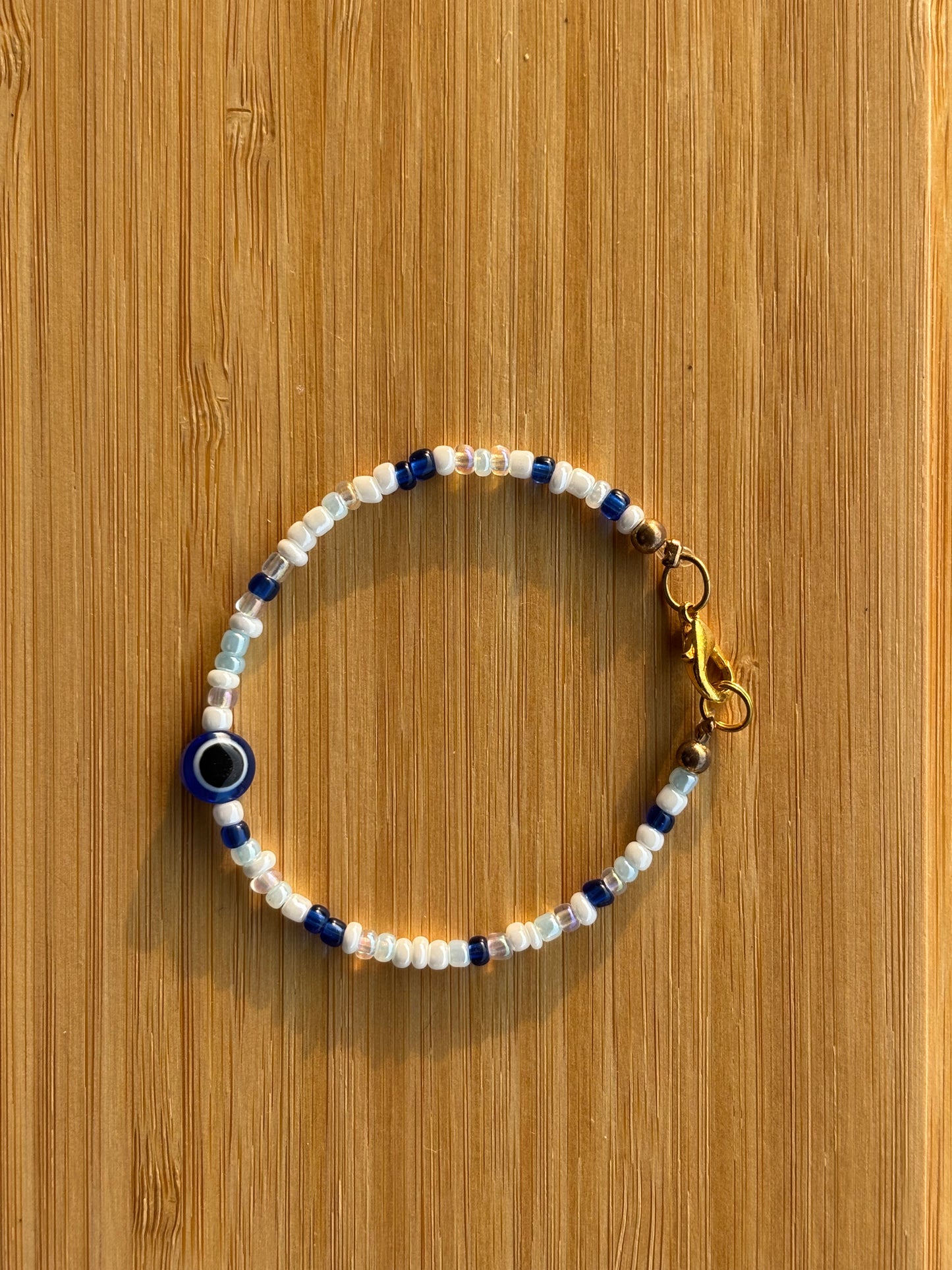 Blauw armbandje met oogje
