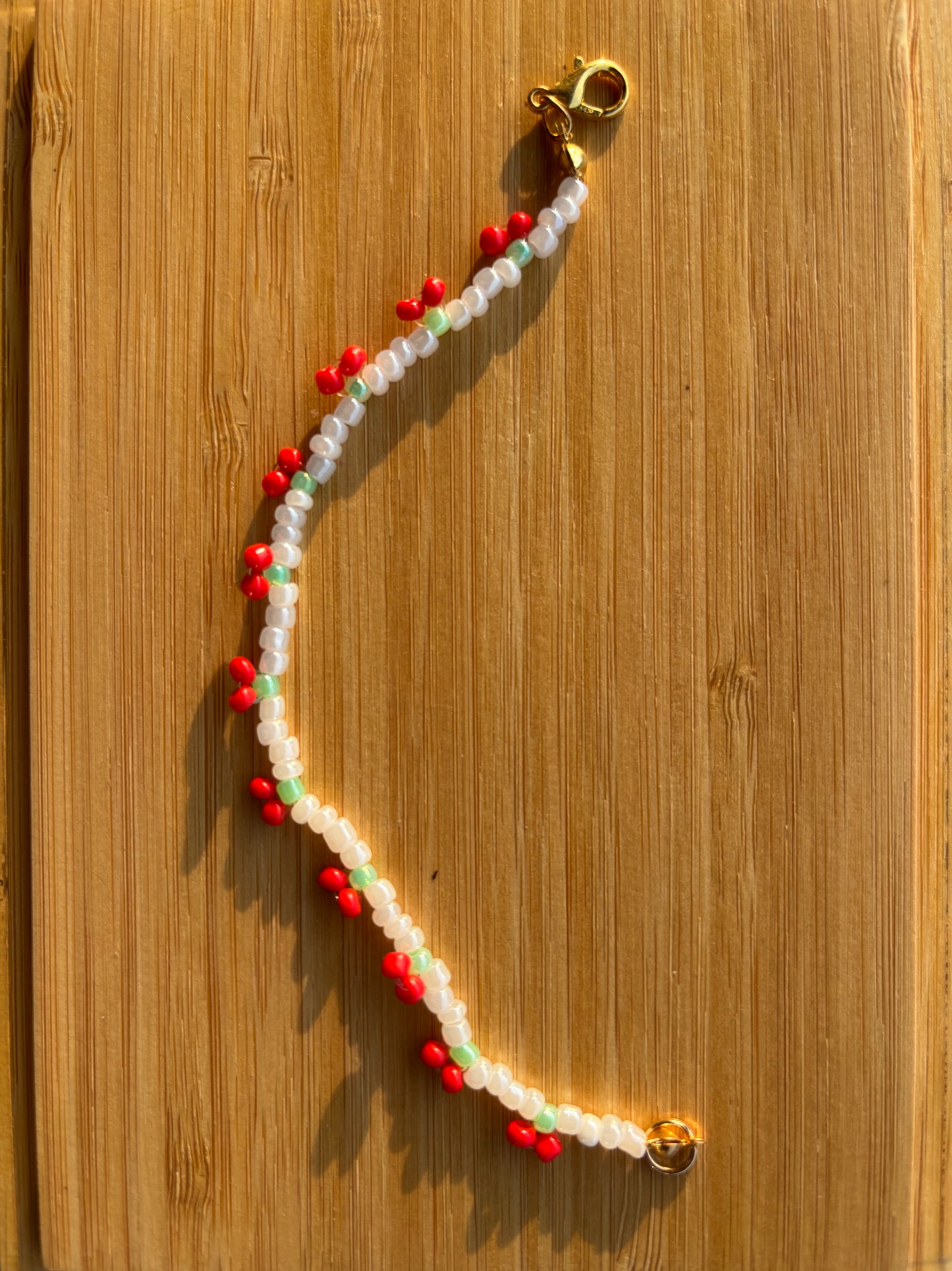 Cherry beaded armbandje