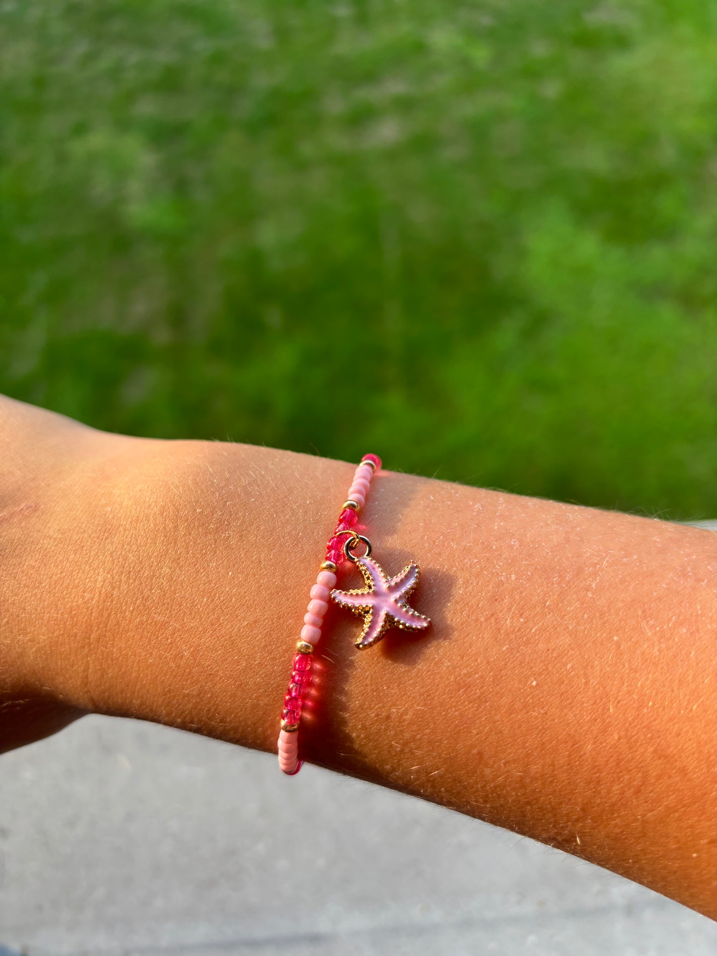 Roze armbandje met bedel