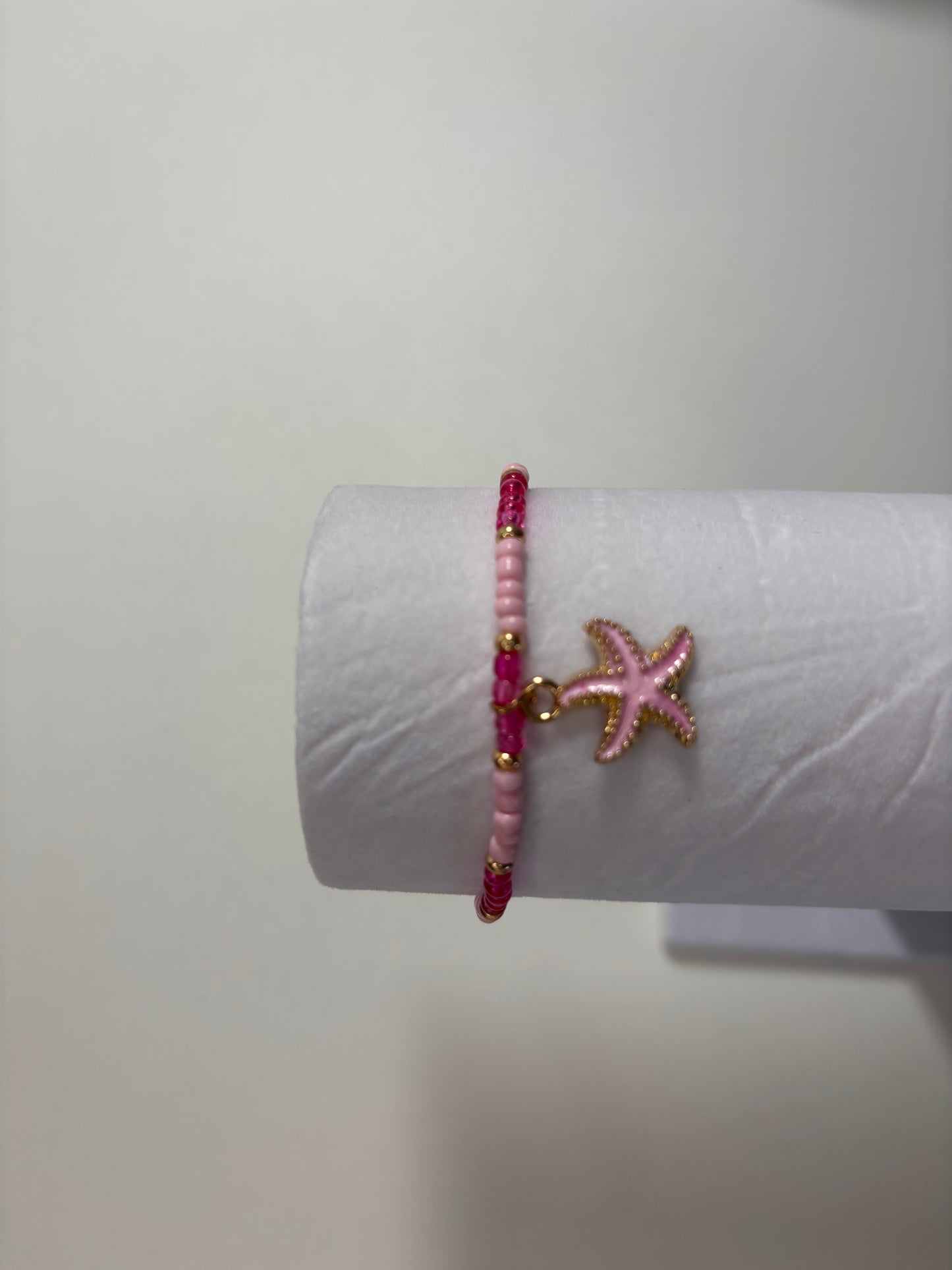 Roze armbandje met bedel